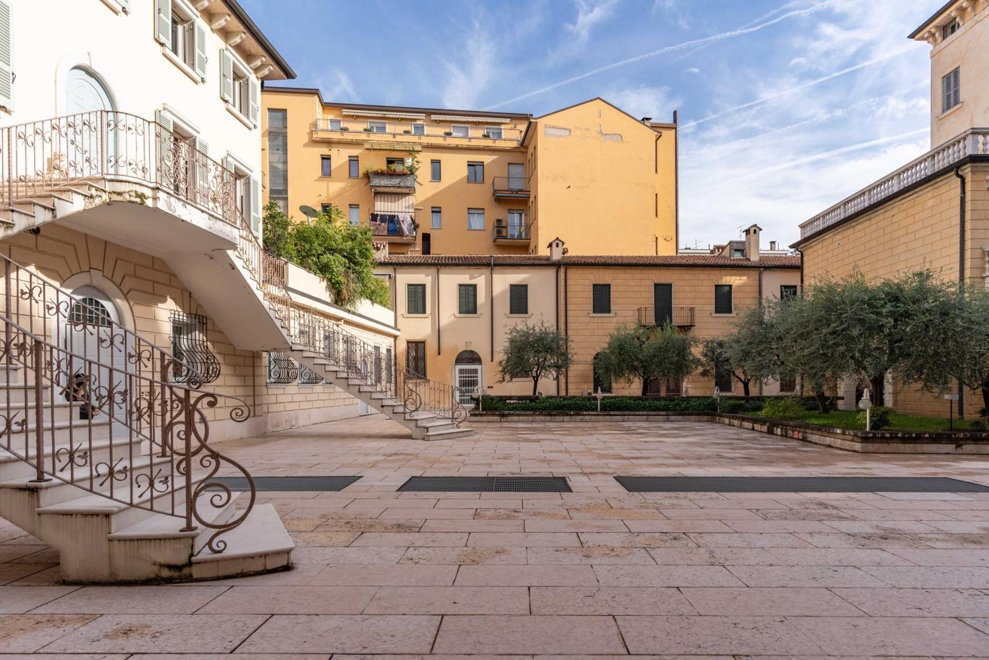 Appartamento -Near Arena & Parking - Pet Friendly Historical Arena Palace Verona Esterno foto